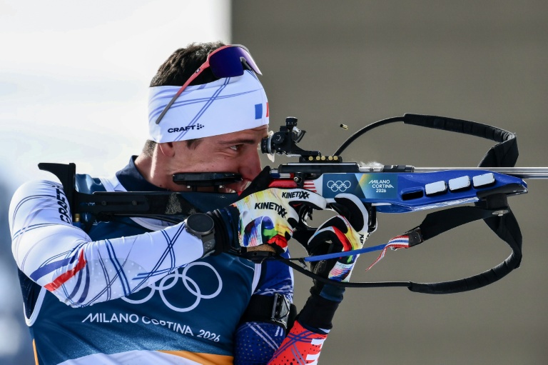 Le Français Quentin Fillon Maillet tire pendant l'échauffement de l'épreuve masculine de sprint 10 km en biathlon lors des JO de Milan Cortina, le 13 février 2026 à Anterselva (Italie)