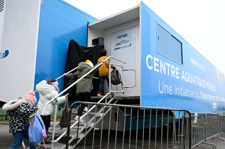 Des enfants arrivent au camion-piscine du département de la Moselle, stationné à Verny, le 30 janvier 2026