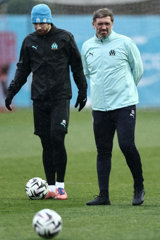 Jacques Abardonado dirige sa première séance d'entraînement de l'OM au centre Robert Louis-Dreyfus, le 13 janvier 2026, à la veille de la réception de Strasbourg