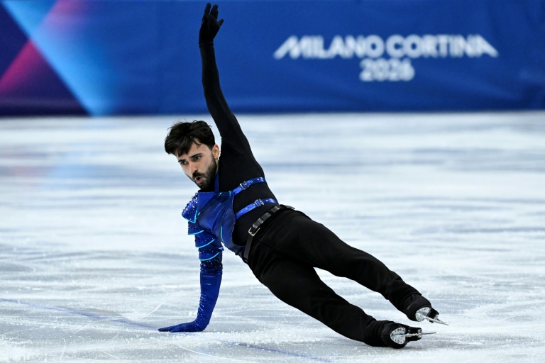Kevin Aymoz lors du programme court de patinage artistique mardi à Milan. Le Français, qui a terminé septième, tentera vendredi de s'approcher du podium dans le programme libre