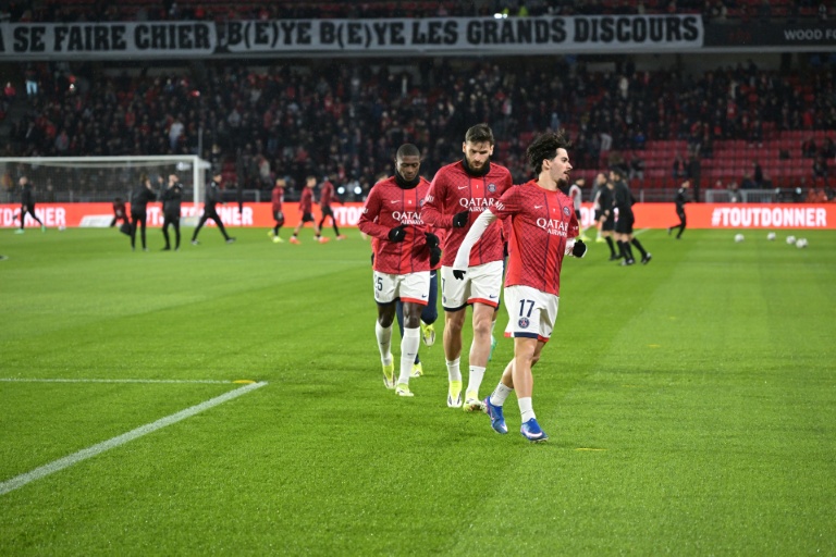 Les Parisiens Nuno Mendes, Khvicha Kvaratskhelia et Vitinha s'échauffent avant le match de Ligue 1 contre le Stade Rennais, à Rennes, le 13 février 2026