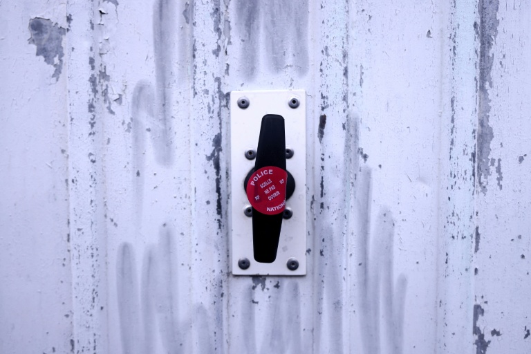 Des scellés de la police sur la porte d'un garage où ont été séquestrées deux femmes, dont une magistrate, à Bourg-lès-Valence, le 6 février 2026 dans la Drôme