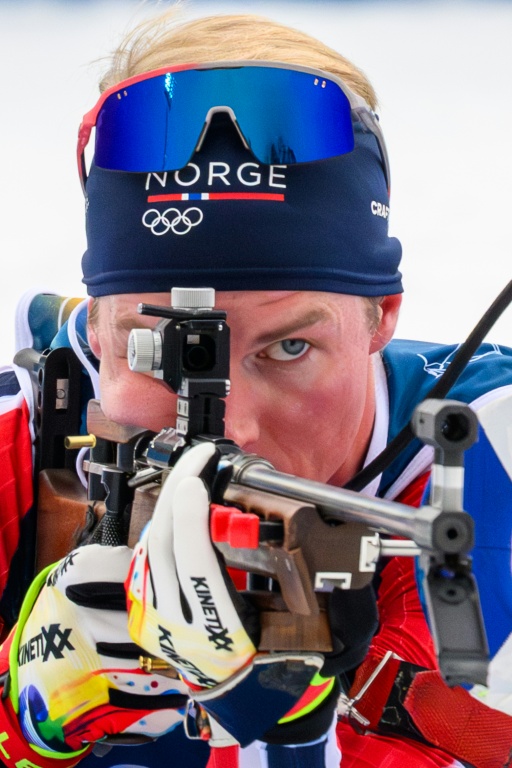 Le biathlète norvégien Johan-Olav Botn au tir couché lors du 20 km individuel des Jeux olympiques le 10 février 2026 à Anterselva