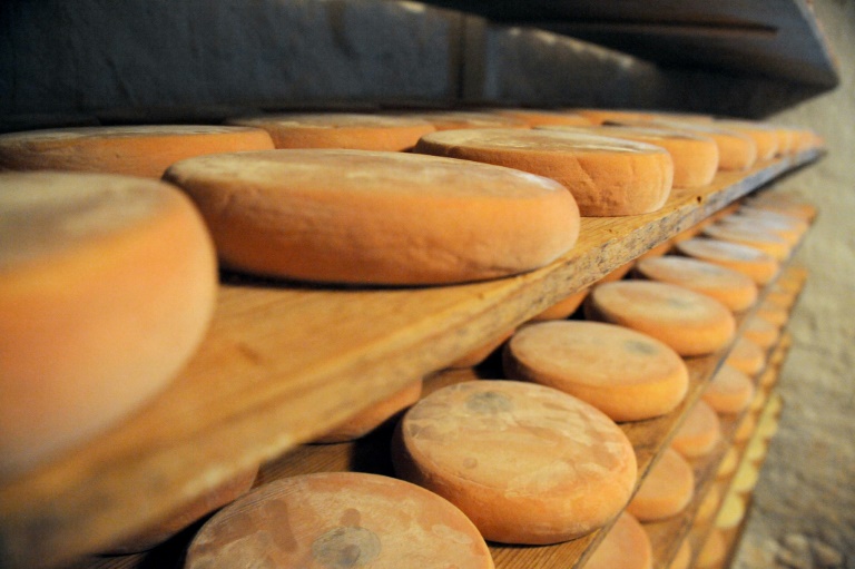 Photo d'archives de reblochons faits à La Clusaz en Haute-Savoie, le 21 août 2013