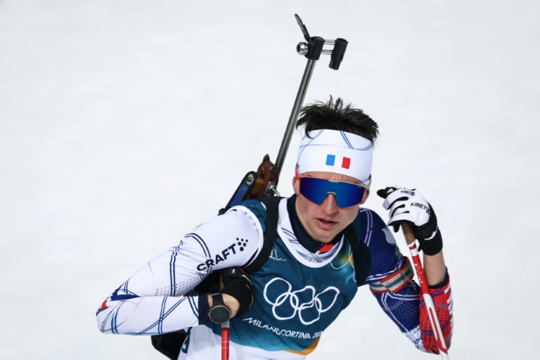 Le Français Eric Perrot franchit la ligne d'arrivée lors de l'épreuve masculine de biathlon poursuite 12,5 km aux JO de Milan Cortina, à Anterselva, le 15 février 2026