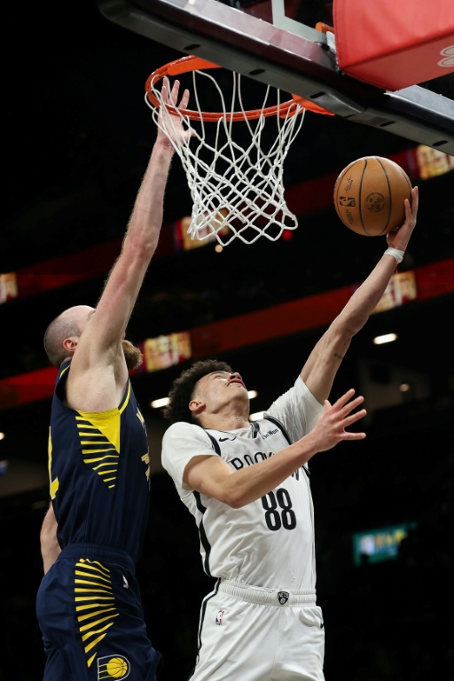 Nolan Traore (d) lors du match NBA des Brooklyn Nets contre les Indiana Pacers le 11 février 2026 à New York