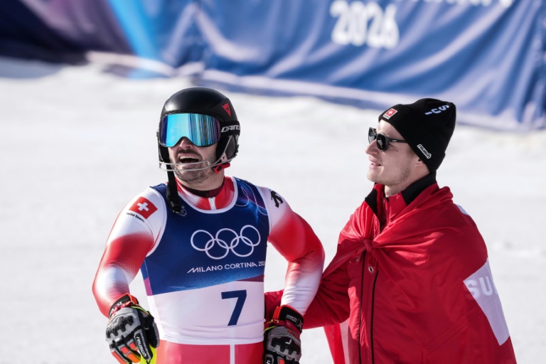Les Suisses Loic Meillard (à gauche) et Marco Odermatt (à droite) après l'épreuve de slalom du combiné de ski alpin, aux JO de Milan Cortina, le 9 février 2026