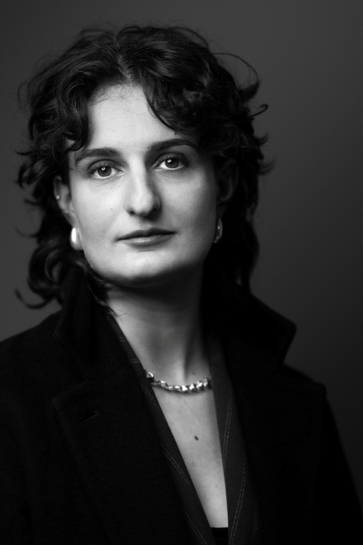 L'ancienne patineuse française Gabriella Papadakis, championne olympique en 2022 avec Guillaume Cizeron, pose pour l'AFP le 15 janvier après la sortie de son livre dans lequel elle égratigne son ancien partenaire