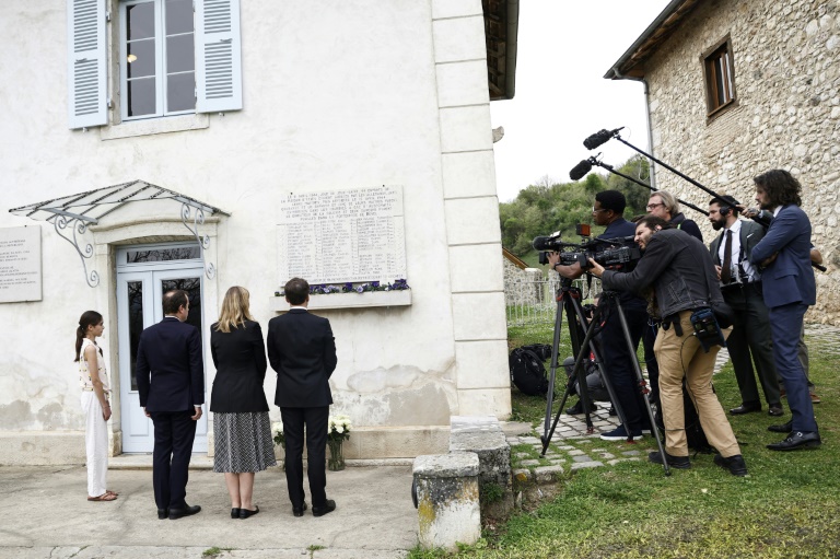Des journalistes filment le dévoilement d'une plaque commémorative à Izieu, en présence notamment du ministre des Armées, Sébastien Lecornu, de la présidente de l'Assemblée nationale, Yaël Braun-Pivet, et du président Emmanuel Macron, le 7 avril 2024