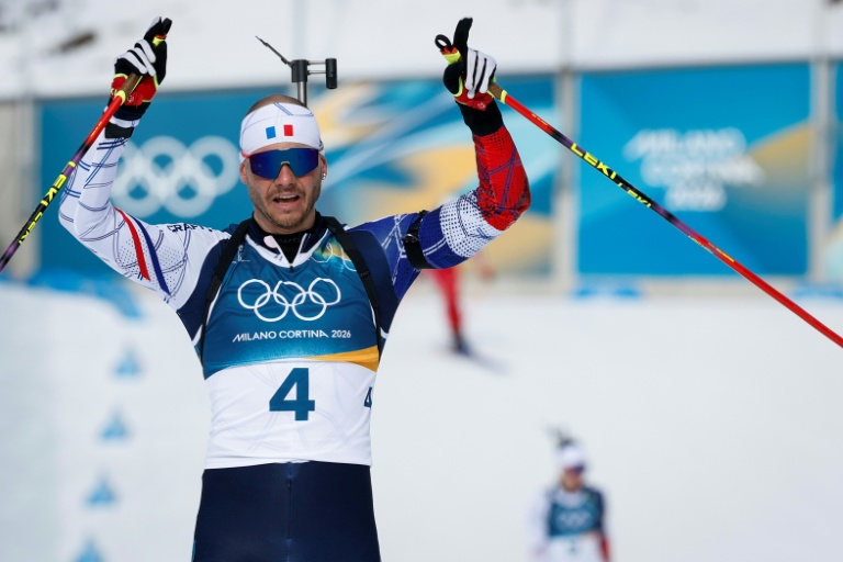 Emilien Jacquelin franchit la ligne de la poursuite des Jeux olympiques de Milan Cortina, le 15 février 2026 à Anterselva