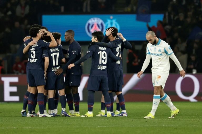 Les joueurs du PSG exultent après la correction 5-0 infligée à l'OM au Parc des Princes, le 8 février 2026
