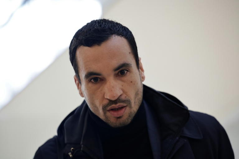 L'avocat de l'Iranienne Mahdieh Esfandiari, Nabil Boudi, arrive le procès de sa cliente pour apologie du terrorisme, le 13 janvier 2026 au tribunal de Paris