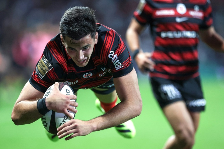 Le deuxième ligne argentin de Toulouse Efrain Elias  en train de marquer un essai contre l'Union Bordeaux-Bègles au Stade Ernest-Wallon de Toulouse, France, le 12 octobre 2025