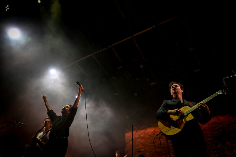 Le groupe pop-rock Feu! Chatterton en concert aux Nuits de Fourvière, le 9 juillet 2025 à Lyon