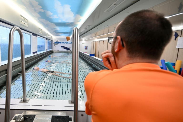 L'enseignant Thomas Rochet apprend à nager à des élèves dans le camion-piscine du département de Moselle, sationné à Verny, le 30 janvier 2026