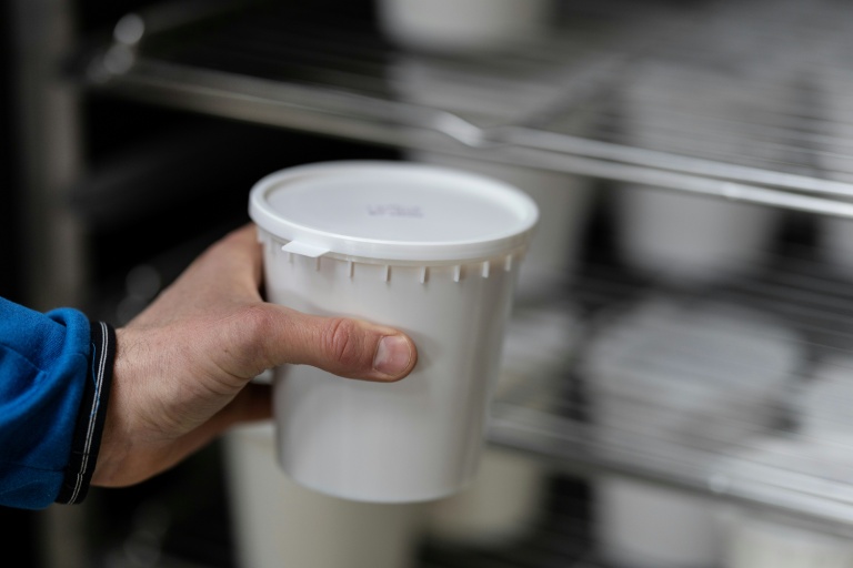 Un pot de yahourt bio issu de La Ferme de Kerdudal, le 13 février 2026 à Riec-sur-Bélon, dans le Finistère