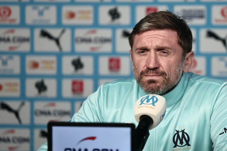 Le nouvel entraîneur intérimaire de l'OM Jacques Abardonado face à la presse à Marseille, le 13 janvier 2026