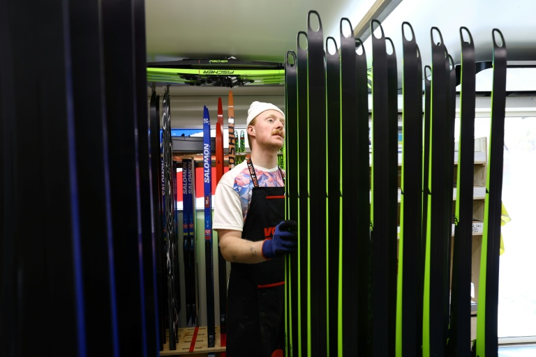 Un technicien de l'équipe de France de ski de fond inspecte son matériel dans un atelier mobile d'environ 60 m2 hébergé dans un semi-remorque flambant neuf, photographié le 17 février à Tesero avant une épreuve des JO de Milan Cortina