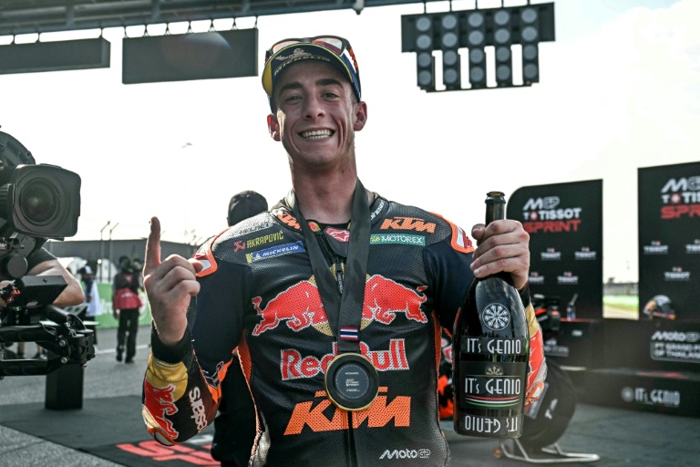 Pedro Acosta célèbre sa victoire au sprint du GP de Thaïlande samedi, le premier succès de sa carrière en MotoGP.