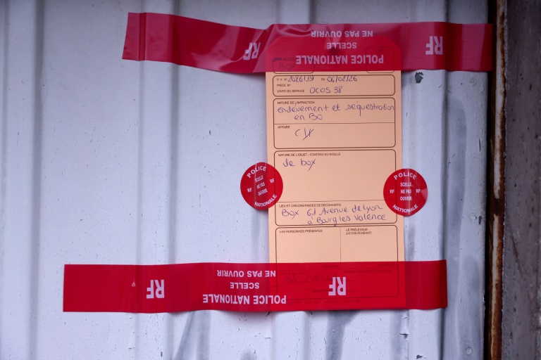 Des scellés apposés par la police sur le garage où ont été séquestrées deux femmes, à Bourg-lès-Valence (Drôme) le 6 février 2026