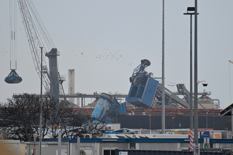 Une grue renversée par la tempête Nils, le 13 février 2026 dans le port de Sète
