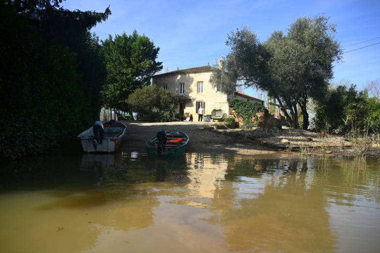 Un habitant de Meilhan-sur-Garonne devant sa maison lors d'une crue de la Garonne, le 22 février 2026