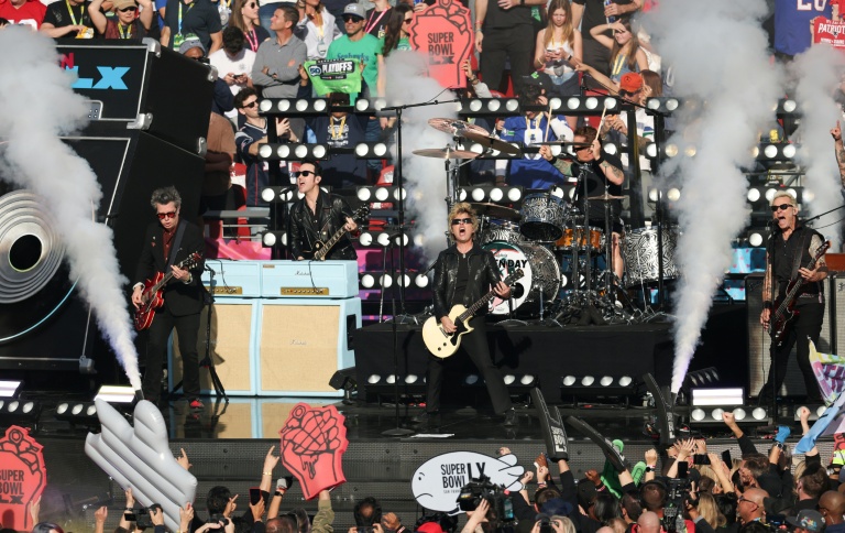 Le groupe de rock américain Green Day se produit lors de la cérémonie d'ouverture précédant le 60e Super Bowl entre les New England Patriots et les Seattle Seahawks au Levi's Stadium de Santa Clara, en Californie, le 8 février 2026