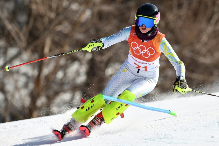 La skieuse kazakhe Maria Grigorova participe au slalom des Jeux olympiques de Pyeongchang, le 16 février 2018