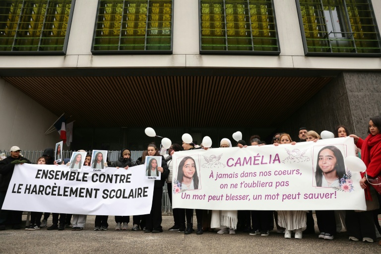 Des proches et amis rassemblés à la fin d'une marche silencieuse en hommage à Caméloa s'est suicidée à la gare de Mitry-Mory en butte au harcèlement scolaire,  le 25 janvier 2026 à Mitry-Mory, en Seine-et-Marne