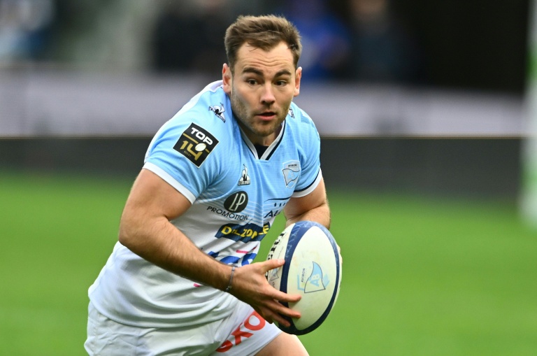 L'ouvreur de Bayonne Joris Segonds avec le ballon face au Racing 92, à Bayonne, le 14 février 2026