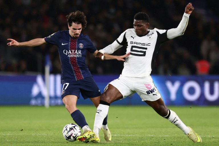 Le maître à jouer du PSG Vitinha à la lutte avec l'attaquant rennais Breel Embolo lors de la dernière confrontation entre les deux clubs, le 6 décembre 2025 au Parc des Princes