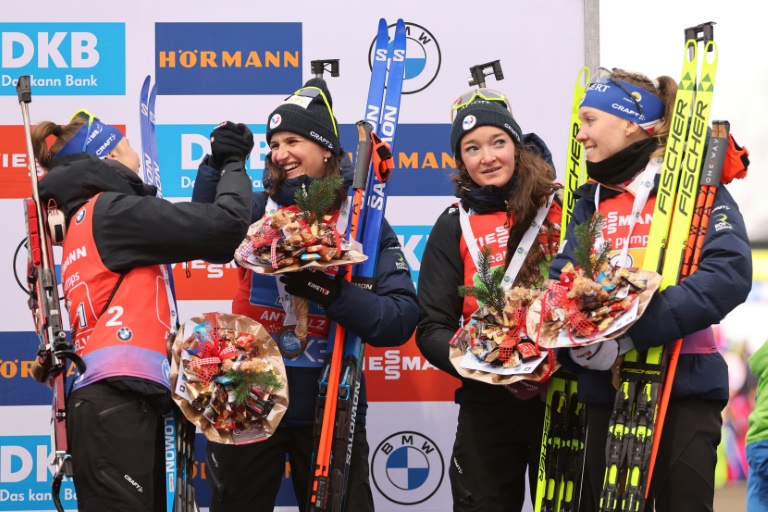 De gauche à droite: les Françaises Jeanne Richard, Julia Simon, Lou Jeanmonnot-Laurent et Oceane Michelon troisièmes du relais féminin 4x6km  de la Coupe du monde de Biathlon à Antholz-Anterselva le 26 janvier 2026 en Italie