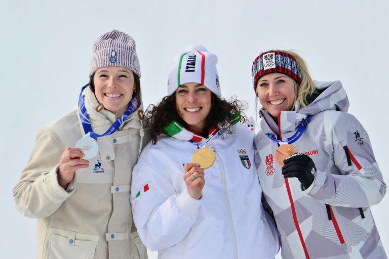 La Française Romane Miradoli, l'Italienne Federica Brignone et l'Autrichienne Cornelia Hütter sur le podium du super-G des JO-2026 le 12 février 2026 à Cortina d'Ampezzo