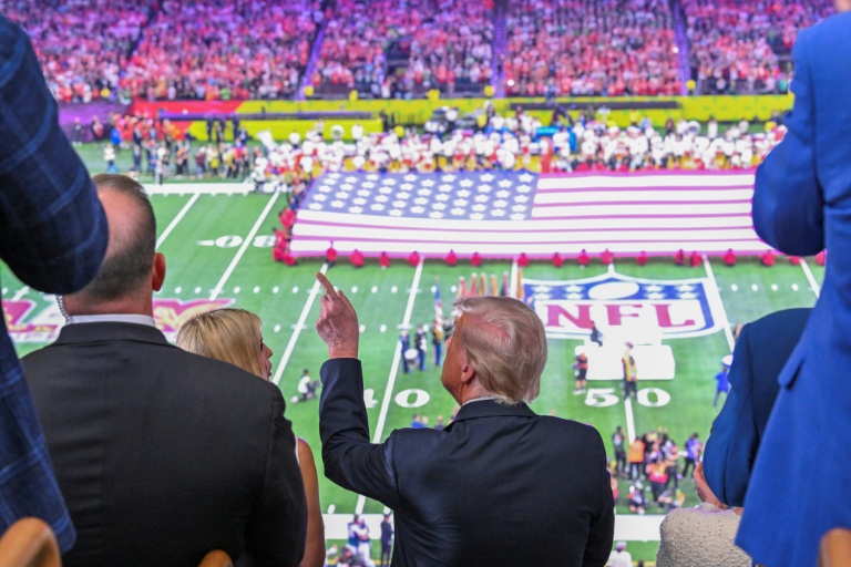 Le président américain Donald Trump et sa fille Ivanka Trump pendant le spectacle d'avant-match du Super Bowl de 2025 au Caesars Superdome de La Nouvelle-Orléans, en Louisiane