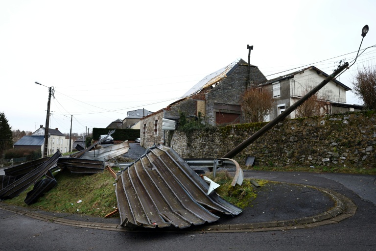 Des morceaux de tôle arrachés par des rafales de vent près de maisons endommagées à Cousolre, dans le Nord, le 17 février 2026