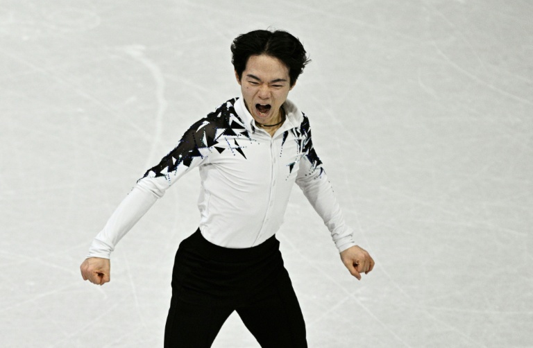 Le Japonais Yuma Kagiyama qui a fini en tête du programme court de l'épreuve masculine de patinage par équipe aux JO de Milan Cortina, le 7 février 2026 à Milan