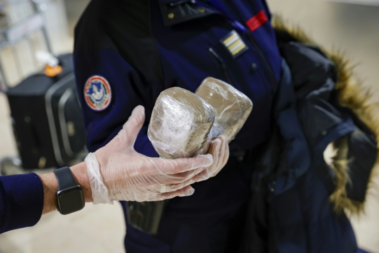 Des douaniers avec un paquet de cocaïne découvert à l'aéroport d'Orly au sud de Paris le 7 novembre 2022