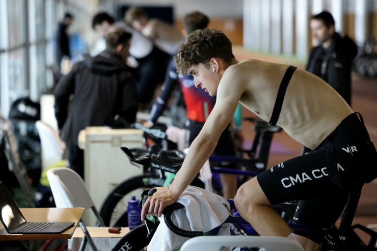 Le cycliste français Paul Seixas à l'entraînement lors d'un stage en altitude dans la Sierra Nevada espagnole le 5 février