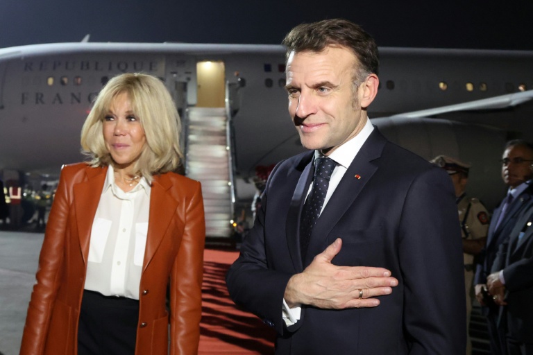 Emmanuel Macron et son épouse Brigitte, le 17 février 2026 à Mumbai, en Inde