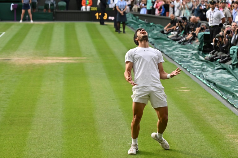 Carlos Alcaraz après sa victoire en finale du tournoi de Wimbledon le 16 juillet 2023 face à Novak Djokovic. Bizarrement, lui qu'on dit prédestiné pour la terre battue s'est d'abord imposé à Flushing Meadows et sur le gazon londonien avant d'être couronné porte d'Auteuil en 2024 et 2025