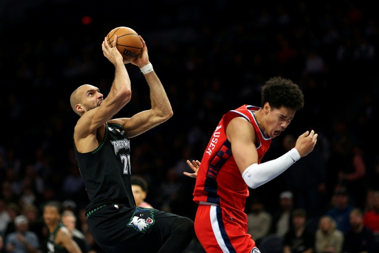 Rudy Gobert (g) commet une faute sur Yanic Konan Niederhäuser lors du match NBA entre les Minnesota Timberwolves et les Los Angeles Clippers, le 8 février 2026 à Minneapolis