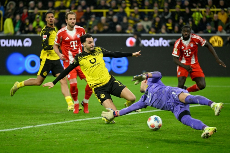 Ramy Bensebaini son gardien Gregor Kobel tentent de repousse le ballon devant Harry Kane et Dayot Upamecano, le 28 février 2026 à Dortmund