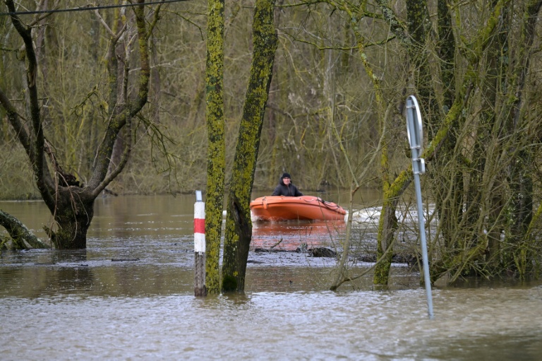 La crue à proximité du village de Denée, près d'Angers, dans l'ouest de la France, le 16 février 2026