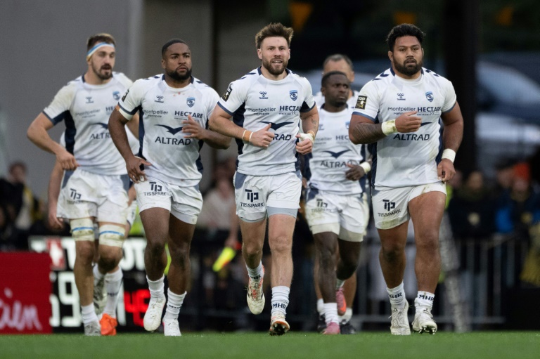 Les joueurs du Montpellier Hérault Rugby entrent sur le terrain du stade Marcel-Deflandre le 14 février 2026 à La Rochelle en France