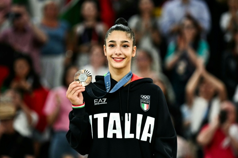 La médaillée de bronze italienne Sofia Raffaeli pose lors de la cérémonie de remise des médailles après la finale individuelle du concours général de gymnastique rythmique lors des Jeux de Paris-2024, à Paris, le 9 août 2024