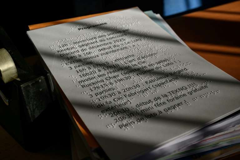 Un document en braille au Centre de transcription et d'édition en Braille (CTEB) à Toulouse le 28 janvier 2026