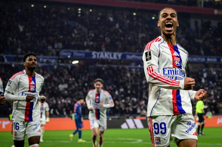 Le milieu danois de l'OL Noah Nartey (D) célèbre son but face à Nice, à Décines-Charpieu, le 15 février 2026