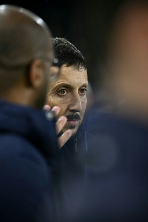 Le président espagnol de l'OM Pablo Longoria (au centre), avant le match des 32es de finale de la Coupe de France contre le FC Bayeux, à Caen, le 13 janvier 2026