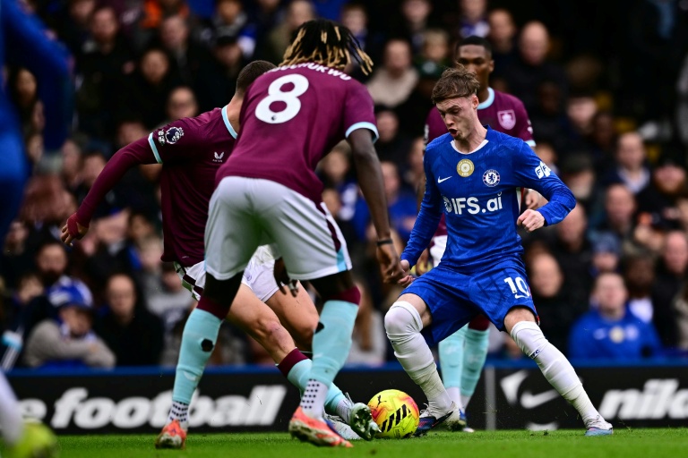 Le milieu de terrain de Chelsea Cole Palmer balle au pied lors du match de Premier League contre Burnley samedi à Stamford Bridge, à Londres.