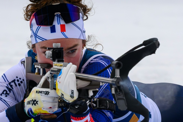La biathlète française Lou Jeanmonnot Llors de l'épreuve individuelle (15 km) de biathlon, à Anterselva aux JO de Milan Cortina, le 11 février 2026